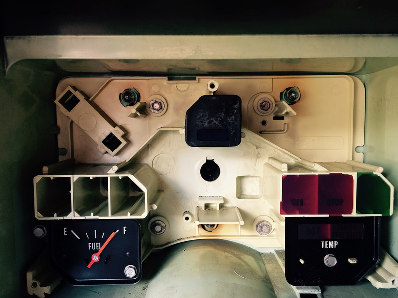 Illustration for article titled Here's what is behind the speedometer in an old car...